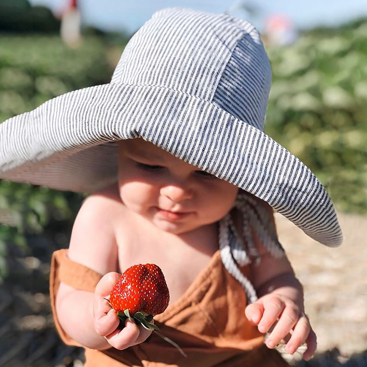 Wide-brimmed hat